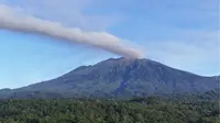 Gunung Raung erupsi. (Foto: Istimewa)