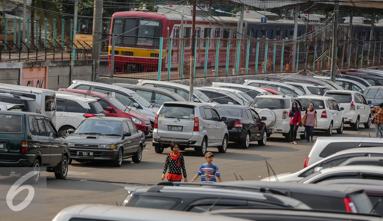 Suasana tempat parkir di Stasiun Pondok Cina, Depok, Kamis (6/8/2015). Membawa kendaraan hingga stasiun terdekat lalu berangkat menggunakan kereta bisa meminimalisir kemacetan di ibu kota. (Liputan6.com/Faizal Fanani)