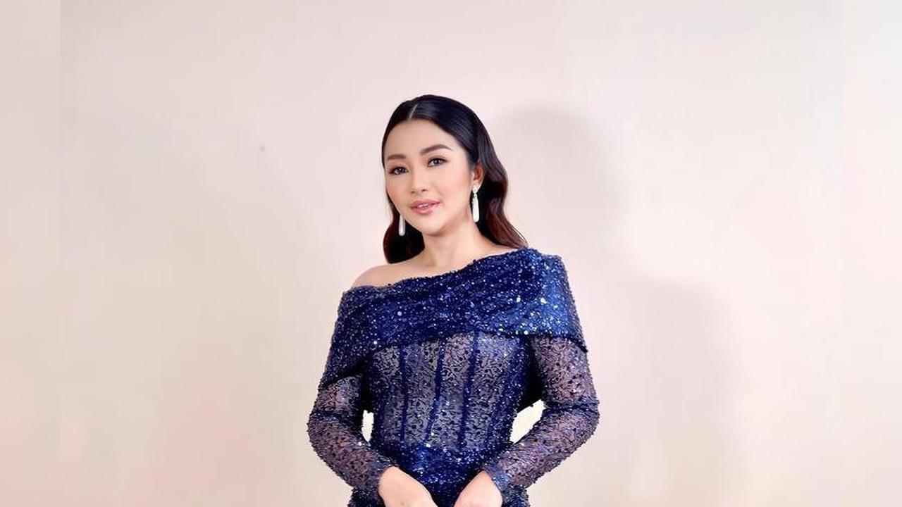 Fitri Carlina Tampil Elegan dan Tertutup