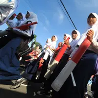 Sejumlah pelajar dari berbagai daerah mengikuti pawai menyambut pergantian Tahun Baru Islam dengan membunyikan kentongan bambu di Indramayu, Jawa Barat, Jumat (24/10/2014). (Antara Foto/Dedhez Anggara)