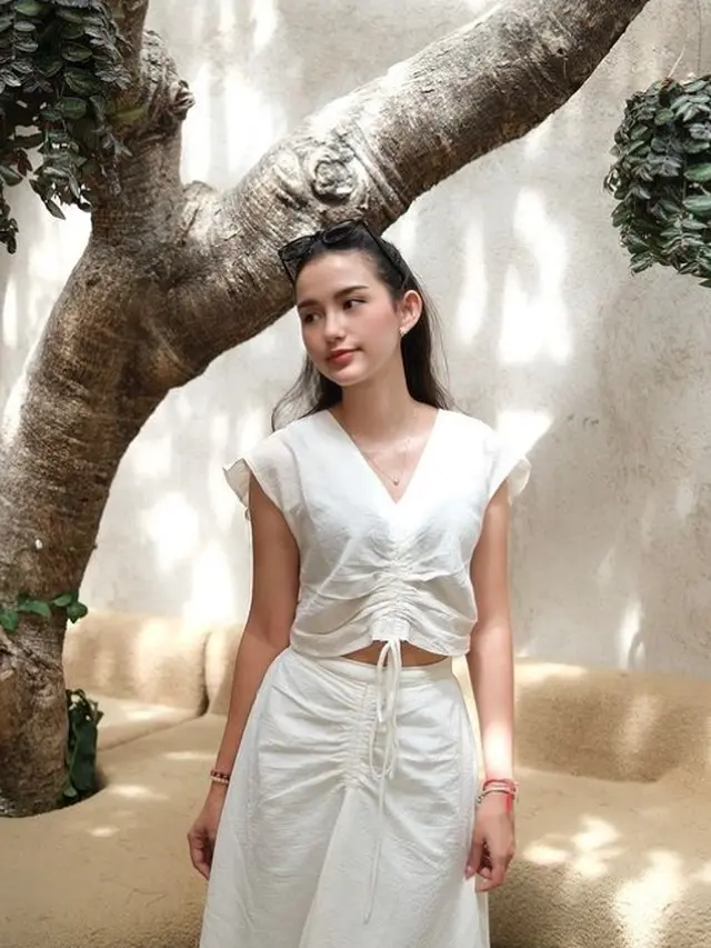 Sarah Menzel tampil manis dan modis (Instagram/sarah_menzel)