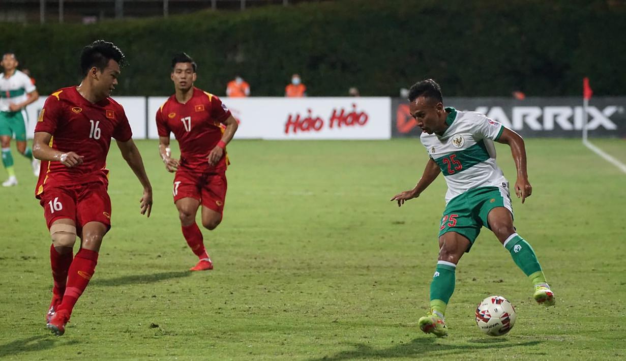 Tak sampai di situ, pelatih Shin Tae-yong juga menarik keluar sayap kanan Irfan Jaya yang mulai kelelahan. Ia digantikan oleh Ramai Rumakiek untuk lebih meningkatkan serangan pada menit ke-74. (Dok. PSSI)