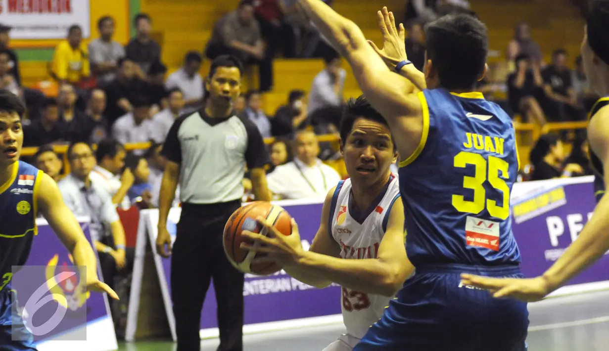 Kapten tim Stadium, Pringgo Regowo (tengah) mencoba melewati hadangan pemain Satria Muda Pertamina di ajang Perbasi Cup 2016 di GOR Soemantri Brodjonegoro, Jakarta, Selasa (25/10). Satria menang telak 73-59. (Liputan6.com/Helmi Fithriansyah)