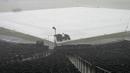 Hujan deras disertai angin kencang dan hujan es besar menyapu Coors Field di Denver pada Kamis, 29 Juni 2023. (AP Photo/David Zalubowski)