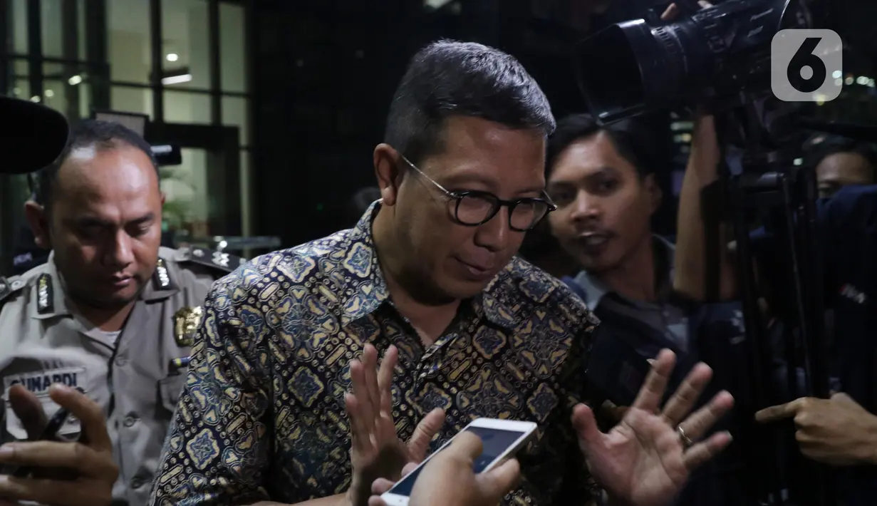 Mantan Menteri Agama Lukman Hakim Saifuddin meninggalkan gedung KPK usai menjalani pemeriksaan, Jakarta, Jumat (15/11/2019). KPK memeriksa Lukman Hakim Saifuddin untuk klarifikasi lanjutan terkait kewenangannya di Kementerian Agama selama menjabat Menteri Agama. (Liputan6.com/Helmi Fithriansyah)