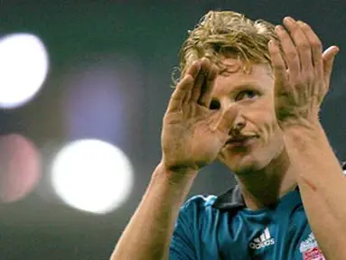 Liverpool&#039;s Dirk Kuyt applauds Liverpool fans after their Premiership match against Stoke City at Britannia football Stadium on January 10, 2009. The match ended 0-0. AFP PHOTO/CARL DE SOUZA