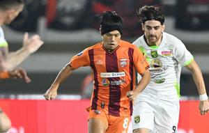 Gelandang Borneo FC Samarinda, Kei Hirose dikejar gelandang Persebaya Surabaya, Dejan Tumbas dalam laga pekan ke-33 BRI Liga 1 2024/2025 di Stadion Segiri, Samarinda, Minggu (18/5/2025). (Dok. Borneo FC Samarinda)