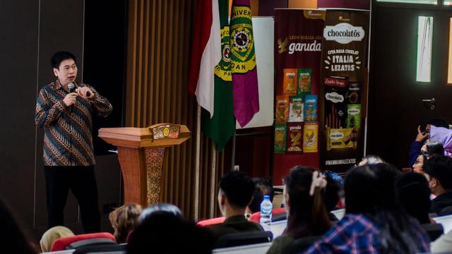 Presiden Direktur Garudafood Hardianto Atmadja memberikan kuliah umum strategi bisnis pangan di era digital di Universitas Katolik Parahyangan, Bandung, Jawa Barat, Jumat (23/6/2023). (Istimewa)