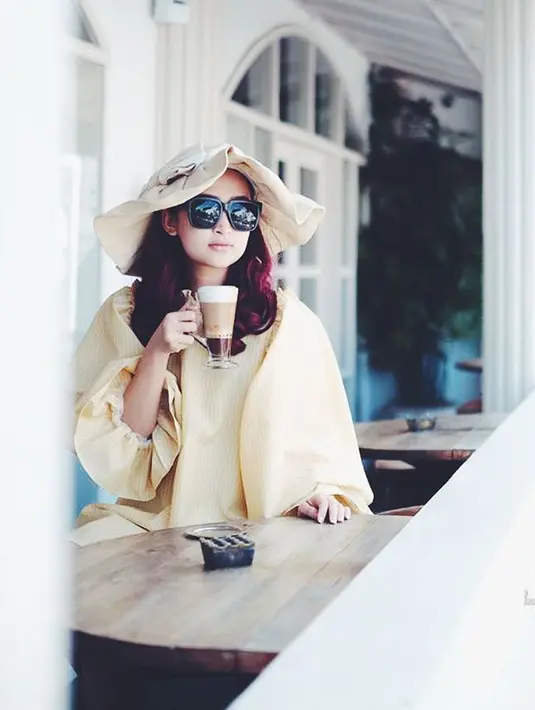 Wanita yang pernah berperan dalam sinetron Cinta Kedua ini memang selalu punya gaya penampilan sendiri. Ketika berlibur, penampilan PJ juga tampak memesona. Ia terlihat mengenakan kacamata dan topi yang membuatnya makin terlihat modis. (Liputan6.com/IG/@nyonyahpjofficial)