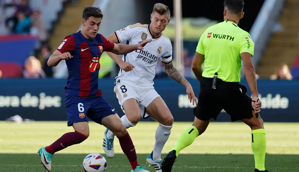 Mereka kini tertinggal empat nilai dari sang musuh bebuyutan. Sedangkan Girona terus melanjutkan kejutan dan hanya kalah selisih gol berbanding Real Madrid. (AP Photo/Joan Monfort)