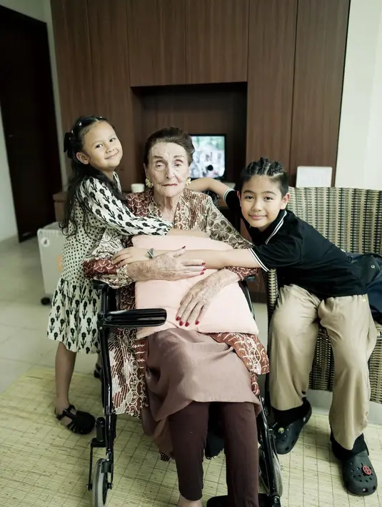 Kedua anak pasutri ini juga turut berpose mengenakan outfit serasi yang bernuansa hitam-putih. [Foto: Instagram/mrssharena]