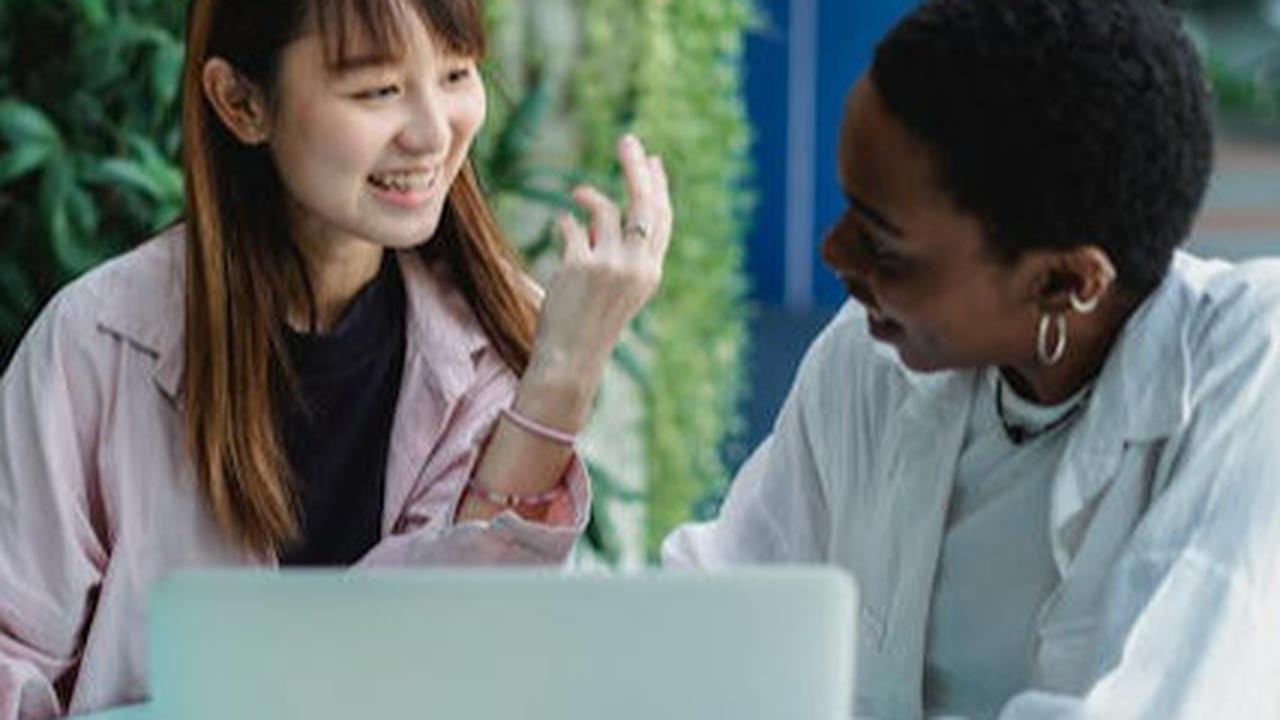 7 Pembawaan Diri ini Tunjukkan Kamu Cerdas Tanpa Harus Banyak Bicara