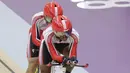 Pebalap sepeda Indonesia, Herman Halawa dan Pradana Diwan, saat beraksi pada Asian Para Games di Velodrome, Jakarta, Kamis (11/10/2018). Pasangan Indonesia ini meraih medali perunggu di nomor trek Individual Pursuit B putra. (Bola.com/M Iqbal Ichsan)