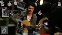 Pemain Band The Overtunes Mikha saat pembuatan video klip di Jakarta, Rabu (16/12). Album The Overtunes berjudul selamanya, dijadikan official soundtrack film Ngenest Movie dengan lagu Mungkin dan Ku Ingin Kau Tahu. (Liputan6.com/Herman Zakharia)