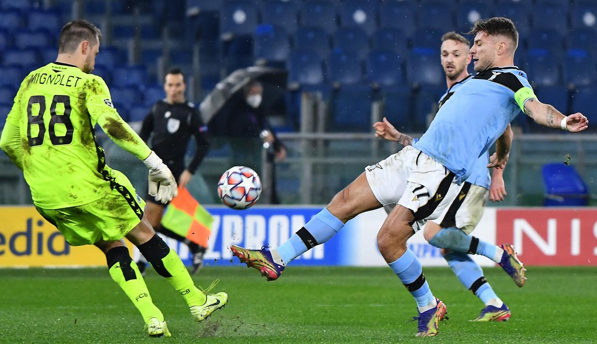 Penyerang Lazio, Ciro Immobile, berusaha mencetak gol ke gawang Club Brugge pada laga Grup F Liga Champions di Olympic Stadium, Rabu (9/12/2020) dini hari WIB. Lazio bermain imbang 2-2 melawan Club Brugge. (AFP/Tiziana Fabi)