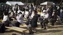 Pengunjung berdoa mengheningkan cipta sejenak untuk para korban gempa bumi dan tsunami 11 Maret 2011, dalam acara peringatan khusus di Tokyo, Jumat (11/3/2022). Jepang menandai peringatan 11 tahun gempa bumi, tsunami dan bencana nuklir yang melanda pantai timur laut Jepang. (AP Photo/Eugene Hoshiko)
