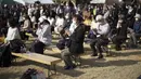 Pengunjung berdoa mengheningkan cipta sejenak untuk para korban gempa bumi dan tsunami 11 Maret 2011, dalam acara peringatan khusus di Tokyo, Jumat (11/3/2022). Jepang menandai peringatan 11 tahun gempa bumi, tsunami dan bencana nuklir yang melanda pantai timur laut Jepang. (AP Photo/Eugene Hoshiko)