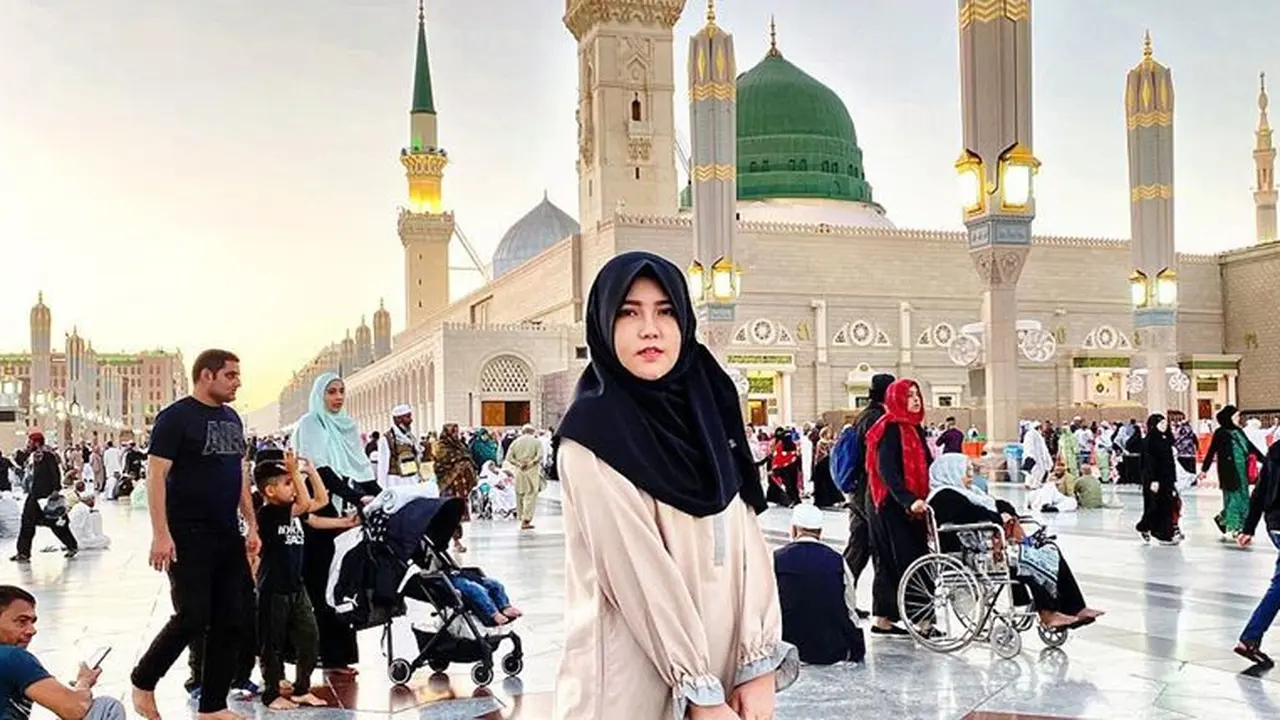 6 Momen Perjalanan Umrah Via Vallen, Tas Mahalnnya Jadi Sorotan