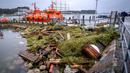 Puing-puing terlihat di resor liburan Travemuende, Jerman utara, Sabtu, 21 Oktober 2023. (AP Photo/Michael Probst)