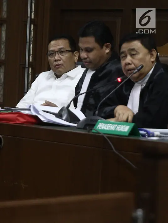 Terdakwa korupsi pengadaan dan pelaksanaan pembangunan kampus IPDN Sumbar di Kab Agam TA 2011, Dudy Jocom mendengarkan keterangan saksi dari JPU saat menjalani sidang lanjutan di Pengadilan Tipikor Jakarta, Rabu (10/10). (Liputan6.com/Herman Zakharia)