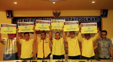 Sejumlah fungsionaris Generasi Muda Partai Golkar mengangkat pamflet usai memberi keterangan di Jakarta, Jumat (29/1/2016). GMPG mengapresiasi keputusan Menkumham yang memberi kepastian legal standing DPP Partai Golkar. (Liputan6.com/Helmi Fithriansyah)