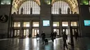 Orang-orang tiba di stasiun kereta Union Station di Washington, DC, Kamis (23/12/2021). Jutaan orang Amerika bepergian pada 23 Desember 2021, selama salah satu hari perjalanan tersibuk di musim liburan, ketika infeksi Covid dengan Omicron melampaui puncak gelombang varian Delta. (Pedro Ugarte/AFP)