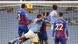 Bek Manchester City, John Stones (kedua dari kanan) melepaskan sundulan yang berbuah gol pertama timnya ke gawang Crystal Palace dalam laga lanjutan Liga Inggris 2020/21 di Etihad Stadium, Minggu (17/1/2021). Manchester City menang 4-0 atas Crystal Palace. (AFP/Peter Powell/Pool)