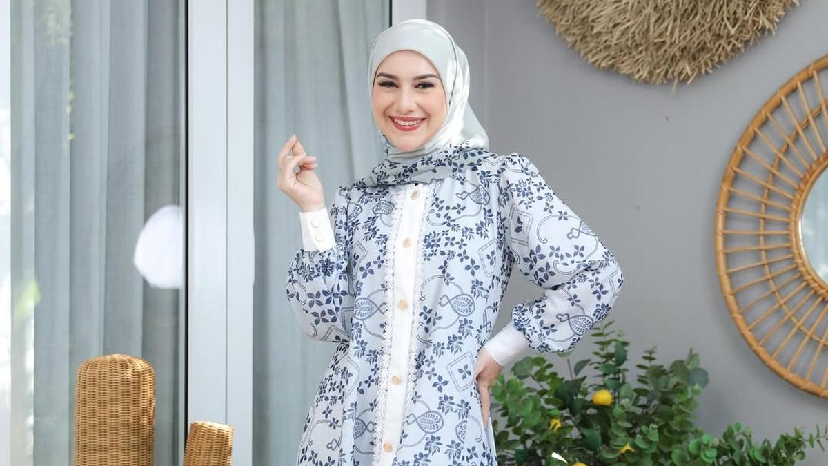 7 Model Gamis Kekinian Ala Irish Bella di 2025, Inspirasi Ibu Usia 30-an