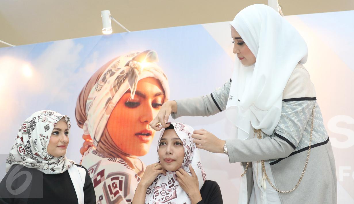 Artis dan designer Zaskia Sungkar melakukan tutorial hijab pada saat acara Deyn Festive Raya di kawasan sudirman, Jakarta, Sabtu (11/06/2016).  Deyn mengeluarkan koleksi spesial bertajuk "Festive Raya". (Liputan6.com/Herman Zakharia)