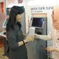 Nasabah mendapat bingkisan usai mengambil uang dari ATM saat peringatan Hari Pelanggan Nasional di Kantor BNI Mall  Kota Kasablanka, Jakarta, Selasa (4/9). (Merdeka.com/Arie Basuki)