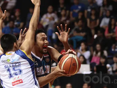 Pemain Satria Muda, Christian Sitepu menghadang pemain Pelita Jaya pada gim kedua final IBL 2017 di di Britama Arena, Kelapa Gading, Sabtu (6/52017). Satria Muda menang 83-63. (Bola.com/Nicklas Hanoatubun)