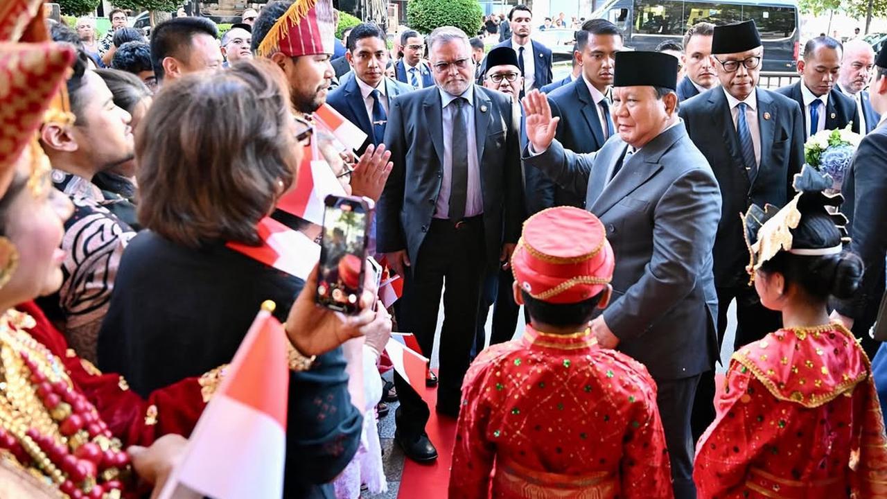 Muncul Pengusaha Haji Isam 'Crazy Rich Kalimantan' Temani Menhan Sambut Hangat Prabowo di Bastille Day Prancis
