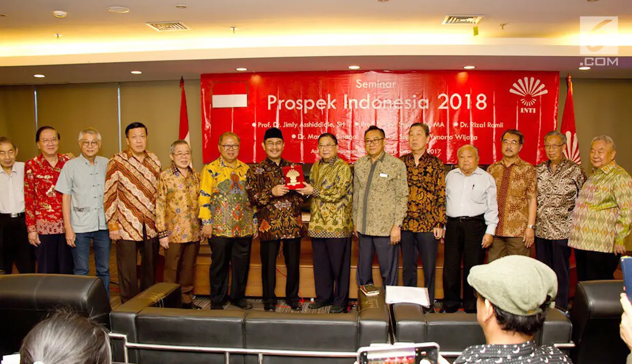 Tokoh Nasional Jimly Assidiqqi (ketujuh kiri) foto bersama Perhimpunan Indonesia Tionghoa (INTI) usai seminar di Jakarta, Sabtu (16/12). Seminar membahas sentimen SARA yang bisa diselesaikan dengan dialog bersama antar etnis dan agama. (Liputan6.com/Iwan)