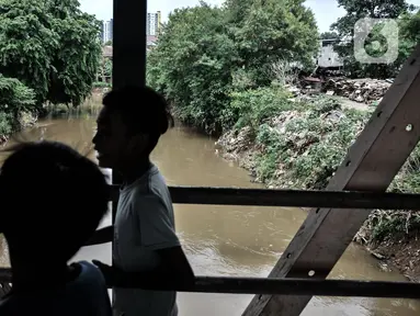 Anak-anak bermain di lokasi pembebasan lahan untuk proyek Normalisasi Ciliwung di Rawajati, Jakarta Selatan, Rabu (9/11/2022). Pejabat (PJ) Gubernur DKI Heru Budi Hartono menargetkan akan menggarap Normalisasi Ciliwung sepanjang 4,8 kilometer dengan mengusulkan anggaran sekitar Rp 700 miliar dalam Rancangan APBD 2023. (merdeka.com/Iqbal S Nugroho)