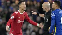 Pemain Manchester United Cristiano Ronaldo berbicara kepada Wasit Anthony Taylor, sementara pemain Chelsea Thiago Silva menyaksikan dalam pertandingan Liga Inggris di Stamford Bridge, London, Minggu, 28 November 2021. (AP Photo/Kirsty Wigglesworth)