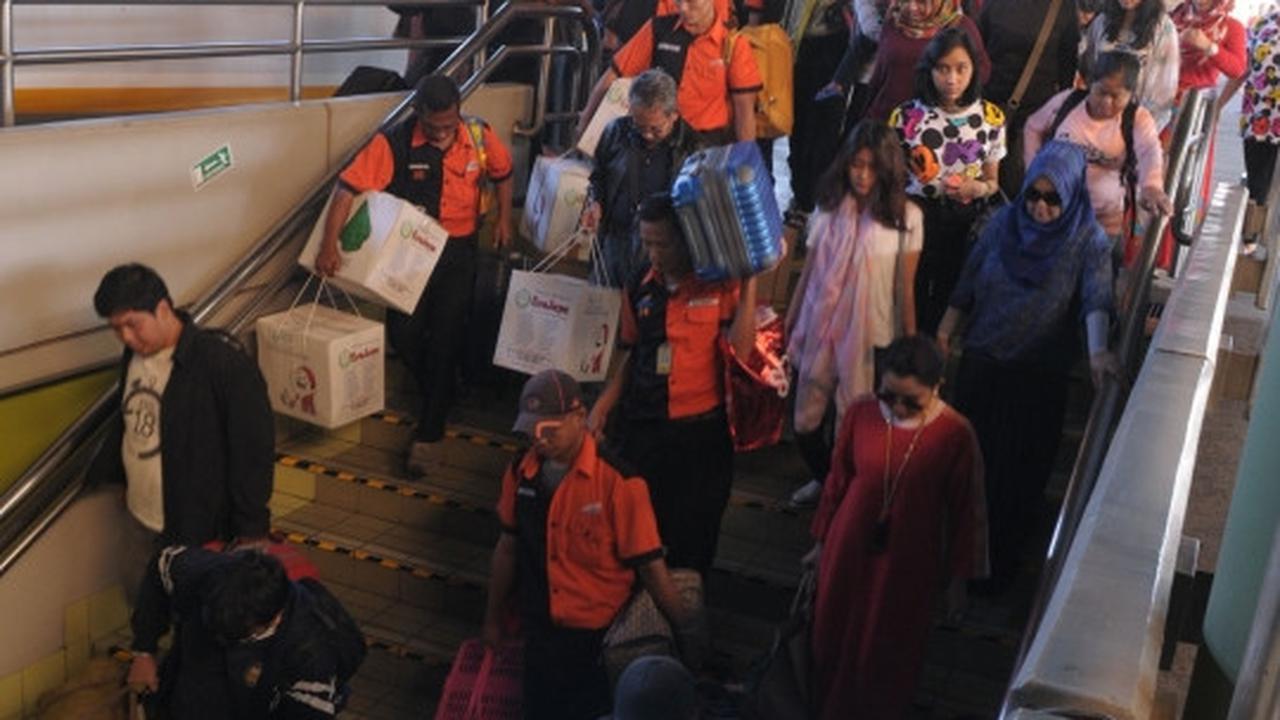 Pemudik mulai berdatangan di Stasiun Gambir