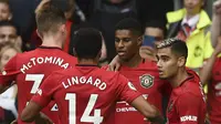 Para pemain Manchester United merayakan gol yang dicetak Marcus Rashford ke gawang Chelsea. (AFP/Oli Scarff)