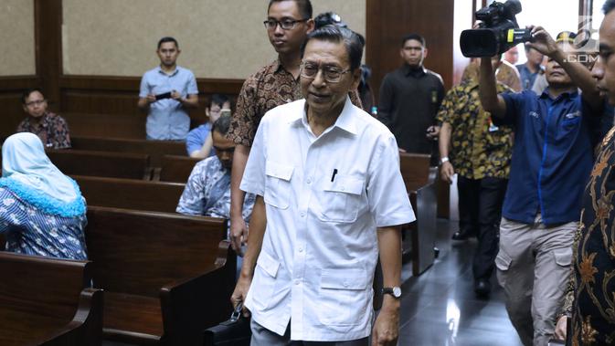 Mantan Wapres, Boediono bersiap menjadi saksi pada sidang lanjutan dugaan korupsi penerbitan SKL BLBI dengan terdakwa mantan kepala BPPN, Syafruddin Arsyad Temenggung di Pengadilan Tipikor, Jakarta, Kamis (19/7). (Liputan6.com/Helmi Fithriansyah)