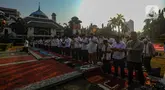 Aparatur Sipil Negara (ASN) mengikut sholat sunah Istisqa atau meminta hujan di Lapangan Balai Kota Depok, Jawa Barat, Rabu (4/10/2023). (merdeka.com/ Arie Basuki)
