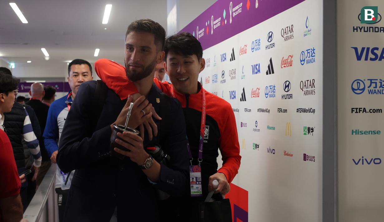 Keduanya pun berpelukan dan langsung terlihat akrab. Apa yang mereka tunjukkan di area mixed zone mempertegas bahwa rivalitas di dunia sepak bola hanya terjadi di lapangan, lepas dari itu semua saudara. (Bola.com/Hendry Wibowo)