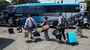 <p>Masyarakat yang hendak mudik tiba di Terminal Kalideres, Jakarta Barat, Senin (25/4/2022). Menteri Perhubungan (Menhub) Budi Karya Sumadi sebelumnya menyarankan masyarakat untuk mudik lebih awal guna menghindari risiko kemacetan lalu lintas. (Liputan6.com/Johan Tallo)</p>