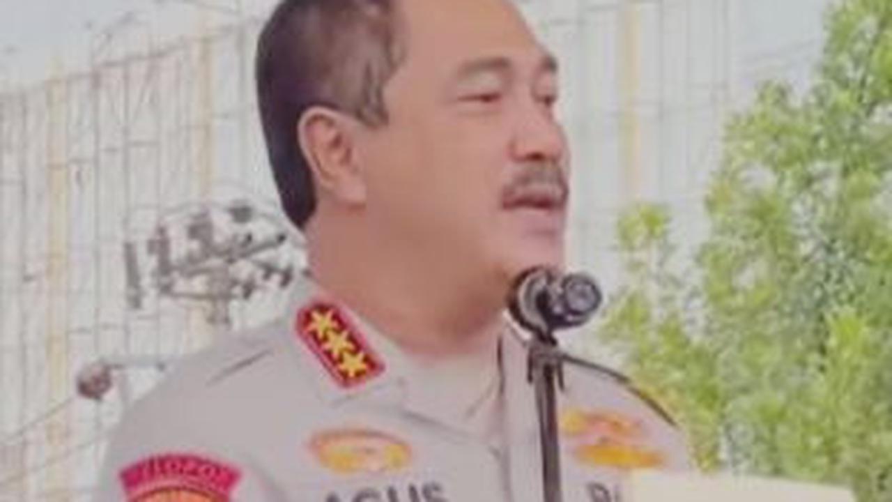 Bukan tanpa alasan sang jenderal memberi hadiah. Di hadapan jajaran Polda dan para warga, Agus melontarkan penjelasan yang menyentuh hati.