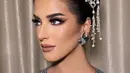 Makeup tegas dan glamor yang dipulas di wajah Tasya bikin ibu dua anak ini tampil beda [@tasyafarasya]