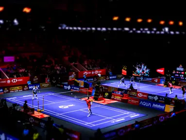 Suasana pertandingan antara tunggal putra China, Shi Yu Qi melawan wakil India, Lakshya Sen saat Indonesia Open 2025 yang berlangsung di Istora Senayan, Jakarta, Selasa (03/06/2025). (Bola.com/Bagaskara Lazuardi)