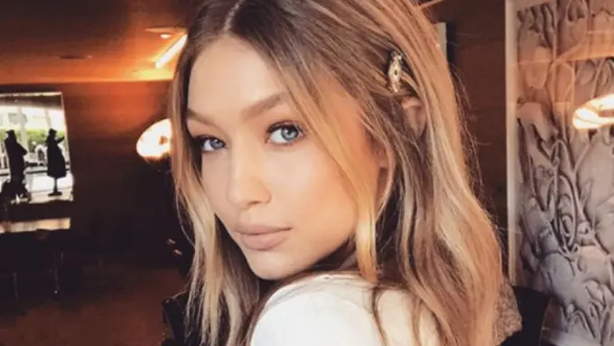Cantiknya Gigi Hadid Nggak Ada Obat dengan Polesan Lipstik Nude