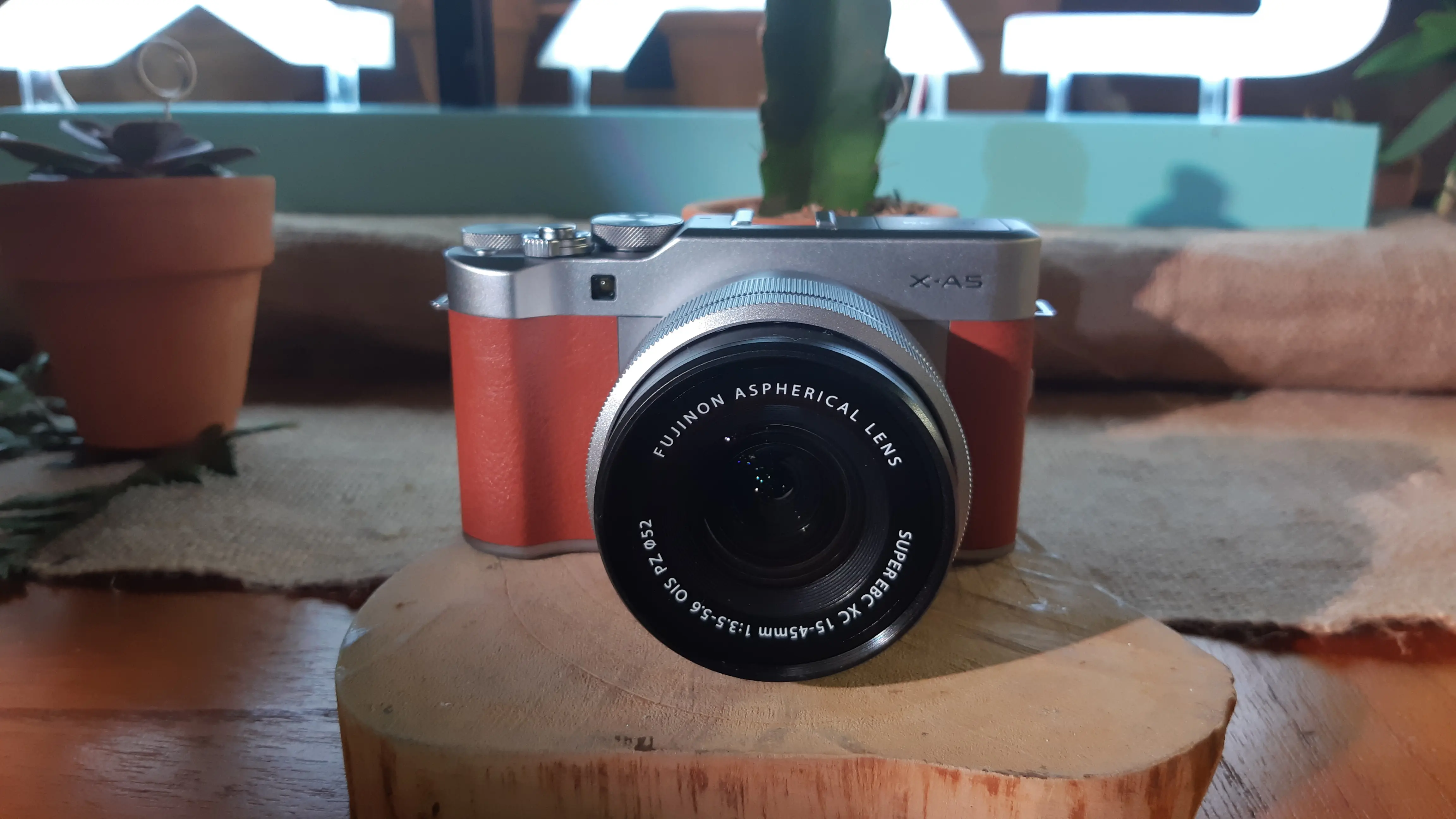 Kamera mirrorless entry level terbaru dari Fujifilm, X-A5 siap memenuhi kebutuhan pecinta selfie dan vlog dengan banderol Rp 8,999 jutaan (Liputan6.com/ Agustin Setyo W)