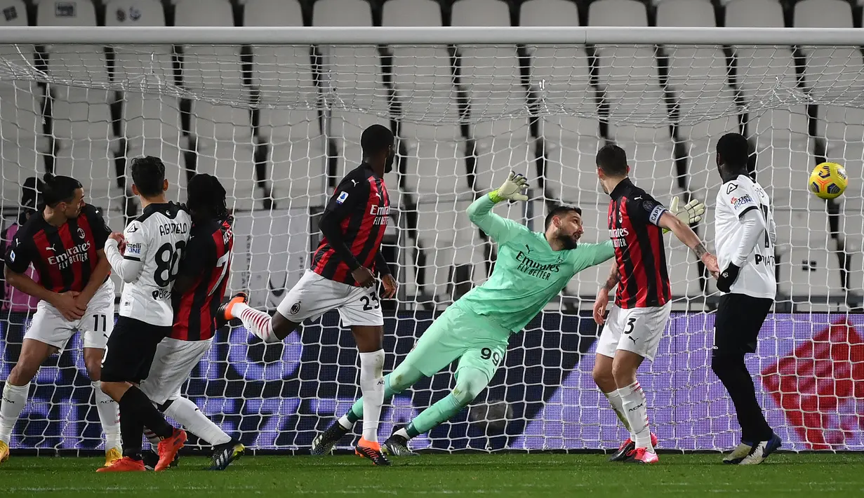 Kiper AC Milan, Gianluigi Donnarumma (tengah) kebobolan gol kedua saat menghadapi Spezia dalam laga lanjutan Liga Italia 2020/21 pekan ke-22 di the Alberto-Picco Stadium, La Spezia, Sabtu (13/2/2021). AC Milan kalah 0-2 dari Spezia. (AFP/Marco Bertorello)