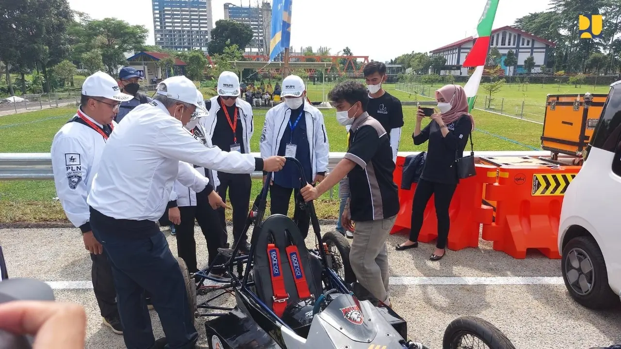 Kementerian PUPR menggelar Ekshibisi Kendaraan Listrik dan Latihan Bersama Mobil Listrik Antar Perguruan Tinggi. (Dok Kementerian PUPR)