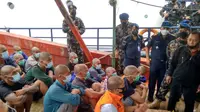 Kapal berbendera Vietnam tenggelam saat hendak ditangkap Direktorat Pengawasan Sumberdaya Kelautan dan Perikanan (PSDKP), di perairan Natuna Utara. (Liputan6.com// Ajang Nurdin)