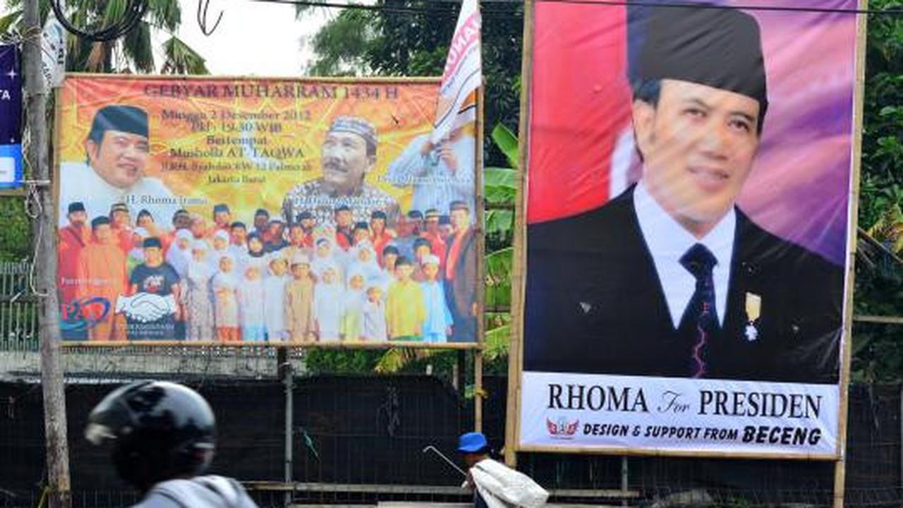 Baliho besar bertulis 'Rhoma For Presiden' 